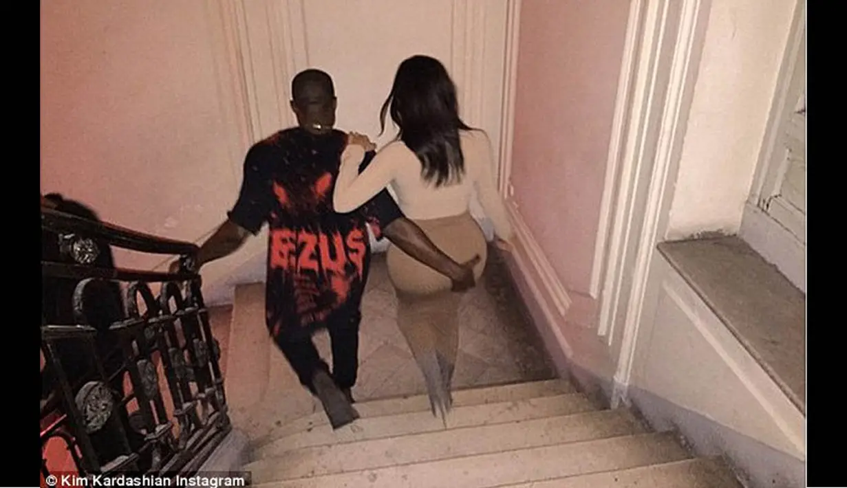 Baru-baru ini Kim Kardashian mengunggah sebuah foto. Di gambar tersebut terlihat tangan nakal Kanye West meraba bokong istrinya. (instagram.com/kimkardashian)