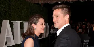 Brad Pitt dan Marion Cotillard dikabarkan pernah menjalin hubungan, keduanya kembali terlihat mesra. Namun kali ini keduanya hadir dalam premier film terbaru yang mereka bintangi bertajuk ‘Allied’. (AFP/Bintang.com)