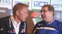 Pelatih Timnas Islandia, Heimir Hallgrimsson (kiri) berbincang dengan pelatih Indonesia Selection Robert Rene Alberts pada konferensi pers jelang pertandingan, Rabu (10/1/2018). (Liputan6.com/Switzy Sabandar)