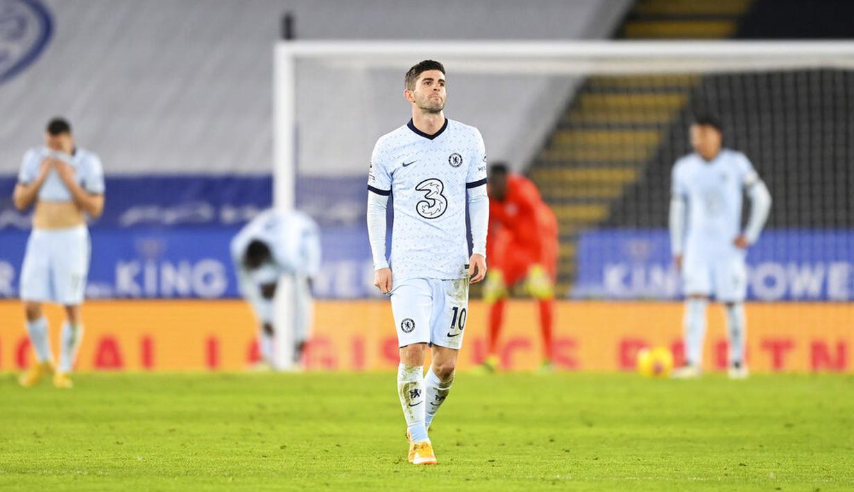 Penyerang Chelsea, Christian Pulisic, tampak kecewa usai ditaklukkan Leicester City pada laga Liga Inggris di Stadion King Power, Selasa (19/1/2021). Chelsea takluk dengan skor 2-0. (Michael Regan/Pool via AP)
