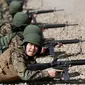 Prajurit wanita dari Tentara Nasional Afghanistan (ANA) mengikuti latihan menembak di Kabul Military Training Centre (KMTC), 26 Oktober 2016. Keahlian prajurit wanita ANA tak perlu diragukan lagi dalam hal berperang dan bela diri (REUTERS/Mohammad Ismail)