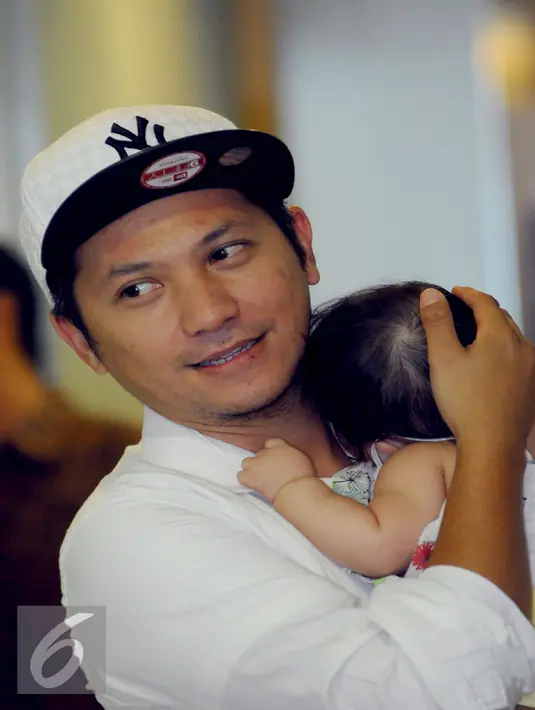 Gading Marten kerap dipanggil Gading saat bersama sang buah hati Gempita Noura Marten dalam sebuah talk show show di kawasan Gatot Subroto, Jakarta, Jum’at (24/07/2015). (Liputan6.com/Faisal R Syam)