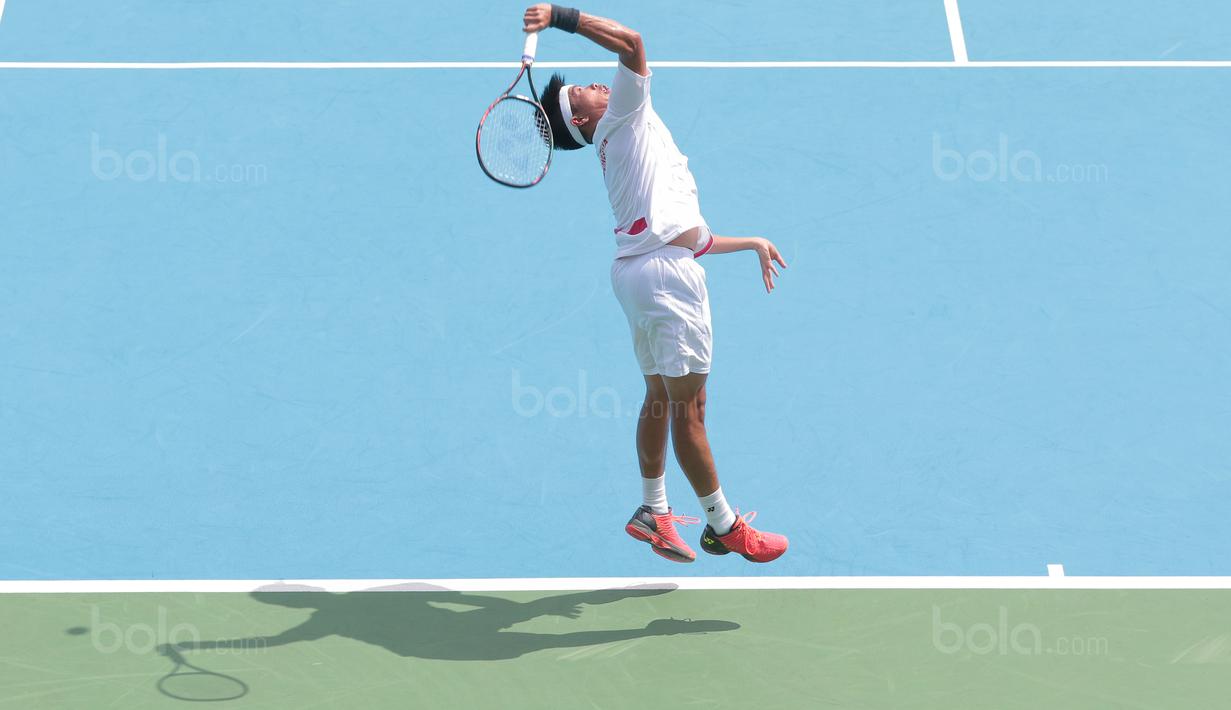 Aksi David Agung Susanto melakukan servis ke petenis Filipina pada Piala Davis 2018 grup dua Asia/Oceania di Senayan, Jakarta, Sabtu (3/2/2018). David menang 6-2, 7-5. (Bola.com/Nick Hanoatubun)