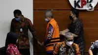 Hakim Agung, Sudrajad Dimyati (rompi oranye) usai dihadirkan saat rilis penetapan penahanan di Gedung KPK Jakarta, Jumat (23/9/2022). Hakim Agung Sudrajad Dimyati ditahan KPK usai menjalani pemeriksaan sebagai tersangka terkait penanganan perkara di Mahkamah Agung (MA). (Liputan6.com/Helmi Fithriansyah)