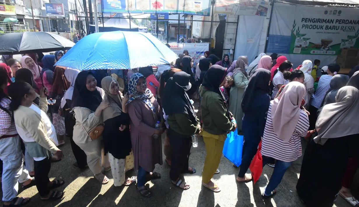 Warga penerima Kartu Jakarta Pintar (KJP) mengantre untuk membeli sembako bersubsidi di mini market Kawasan Duri Kosambi, Jakarta Barat, Selasa (8/7/2025). (merdeka.com/Arie Basuki)