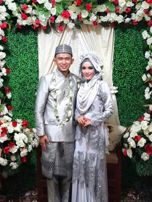 Fitri mengenal pemeran Domino dalam sinekuis Para Pencari Tuhan yang tayang di SCTV itu pada Februari 2014. Tiga bulan setelah itu, tepatnya Mei keduanya memutuskan untuk menikah. (dok. Pribadi)