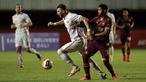 Striker Persija Jakarta, Marko Simic (tengah) menguasai bola dibayangi bek PSM Makassar, Hasim Kipuw dalam laga leg pertama semifinal Piala Menpora 2021 di Stadion Maguwoharjo, Sleman, Kamis (15/4/2021). Kedua tim bermain imbang 0-0. (Bola.com/Ikhwan Yanuar)