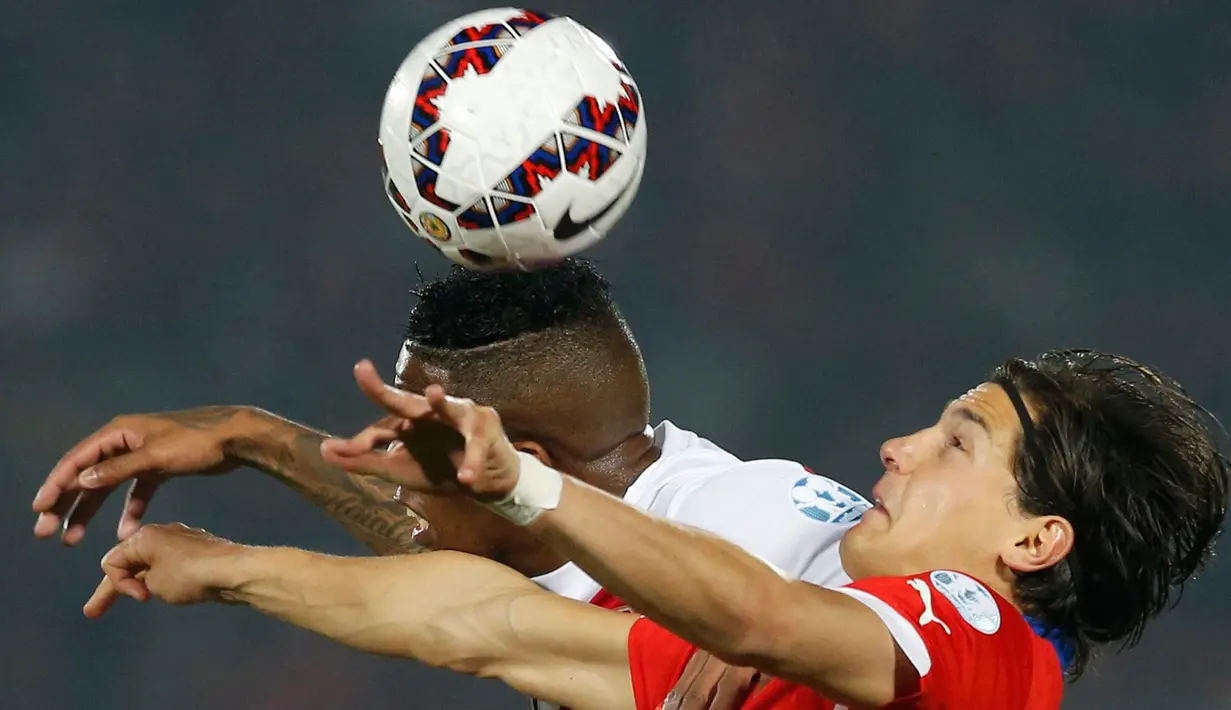 Gelandang Chili, Miiko Albornoz berebut bola udara dengan pemain Peru, Jefferson Farfan saat semifinal Copa Amerika 2015 di National Stadium, Santiago, Chili, (29/6/2015). Chili melaju ke final usai mengalahkan Peru 2-1. (REUTERS/Ivan Alvarado)