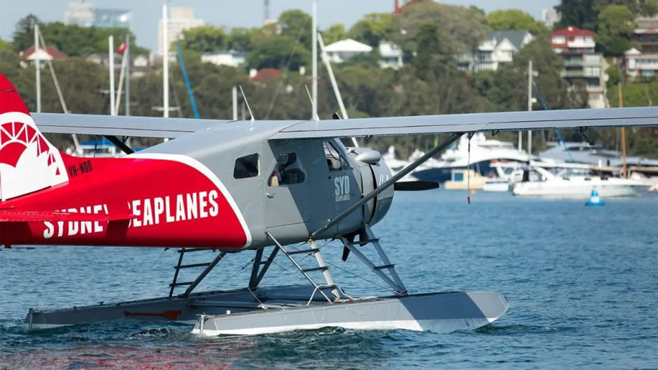 Pesawat amfibi DHC-2 Beaver yang dioperasikan oleh firma pariwisata Sydney Seaplanes. Salah satu pesawat yang dikelola firma itu jatuh di Sydney (31/12/2017) dan menewaskan 6 orang yang diduga penumpang dan pilot (Supplied/Sydney Seaplanes)