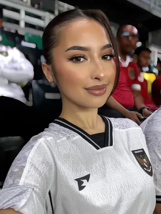 <p>Jennifer pun memulas wajahnya dengan nuansa warm. Mengaplikasikan blush on coral di tulang pipi, serta lipstik kecoklatan berkilau. Matanya dirias dengan nuansa warm pula dengan eyeshadow warna gelap dan bulu mata bervolume. [@jennifercoppenreal20]</p>