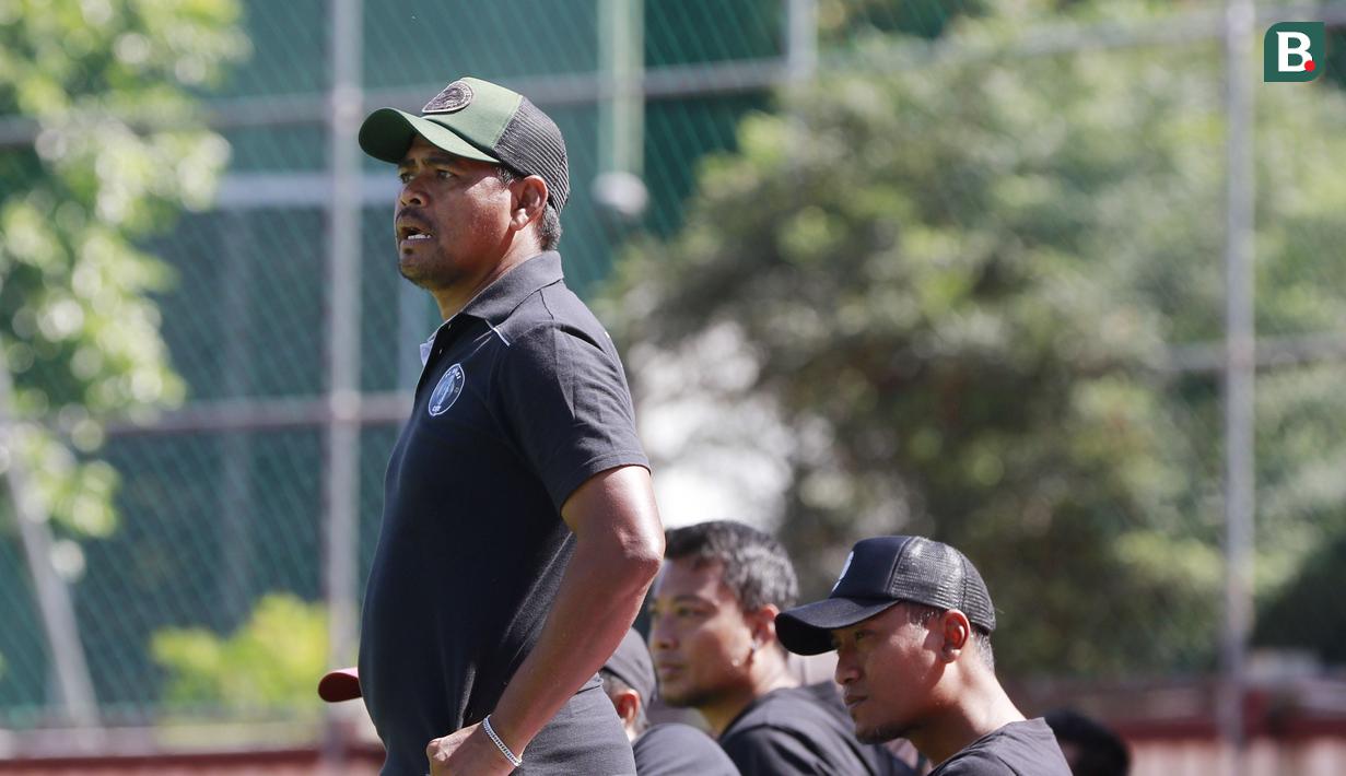 Asisten pelatih FC Bekasi City, Nur Alim, mengamati permainan anak asuhnya saat melawan Persiba Balikpapan pada laga uji coba di Sekolah Tinggi Ilmu Kepolisian, Jakarta, Sabtu (7/1/2023). (Bola.com/M Iqbal Ichsan)