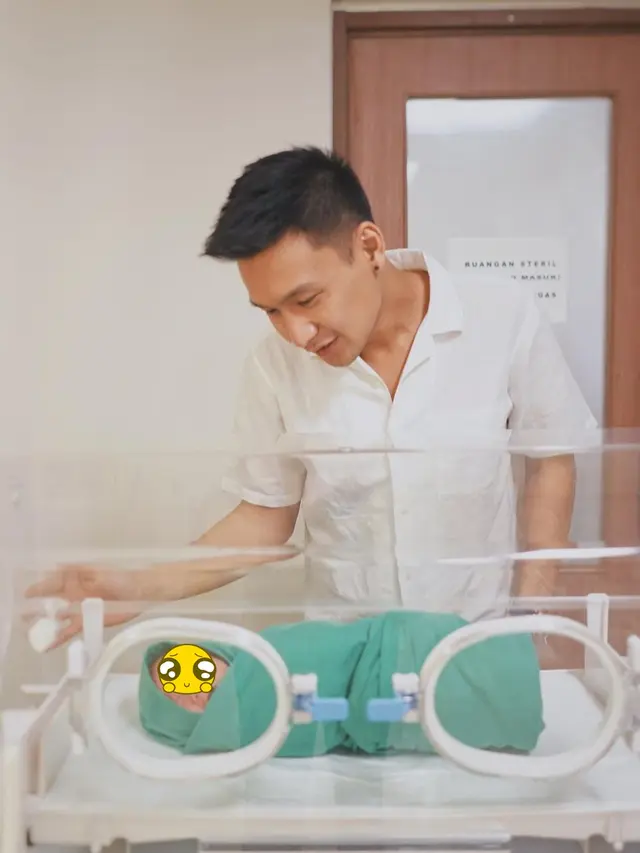 Rayakan 1 Bulanan Anak, Ini 8 Potret Fendy Chow jadi Ayah Siaga