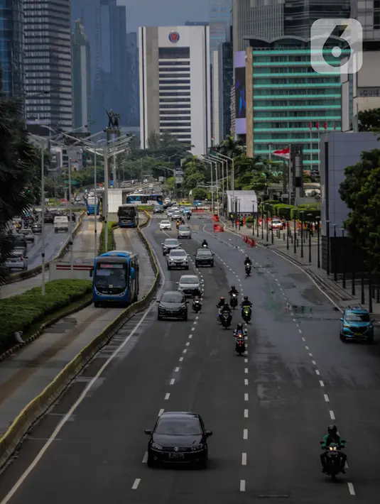 Kendaraan melintas di kawasan ganjil genap di jalan thamrin, Jakarta, Rabu (8/4/2020). Ditlantas Polda Metro Jaya mengumumkan perpanjangan masa peniadaan kebijakan pembatasan kendaraan bernomor polisi ganjil genap di wilayah Jakarta hingga 19 April 2020. (Liputan6.com/Faizal Fanani)