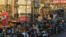 Kemacetan kendaraan di Raja Bazar jelang Hari Raya Idul Fitri, Rawalpindi, Pakistan, Selasa (19/5/2020). Raja Bazar terpantau ramai setelah pemerintah Pakistan melonggarkan lockdown karena pandemi virus corona COVID-19. (Farooq NAEEM/AFP)