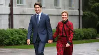 File foto pada 11 September 2019, PM Kanada Justin Trudeau dan istrinya Sophie Gregorie Trudeau tiba di Rideau Hall di Ottawa. Istri PM Kanada dinyatakan positif Virus Corona COVID-19 pada Kamis 12 Maret setelah mulai merasa sakit pada Rabu malam sekembalinya dari acara di London. (Dave Chan/AFP)