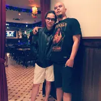 Sungguh romantis ucapan Dul untuk Shafeea, walaupun seperti yang diketahui mereka tidak lahir dari rahim ibu yang sama. Meski begitu, mereka terlihat sangat saling menyayangi. (Instagram/duljaelani)