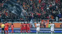 Pemain Persija Jakarta merayakan gol yang dicetak oleh Bruno Tubarao ke gawang Bali United dalam lanjutan BRI Super League 2025/2026 di Jakarta International Stadium (JIS), Minggu (14/9/2025) malam WIB. (Bola.com/M Iqbal Ichsan)