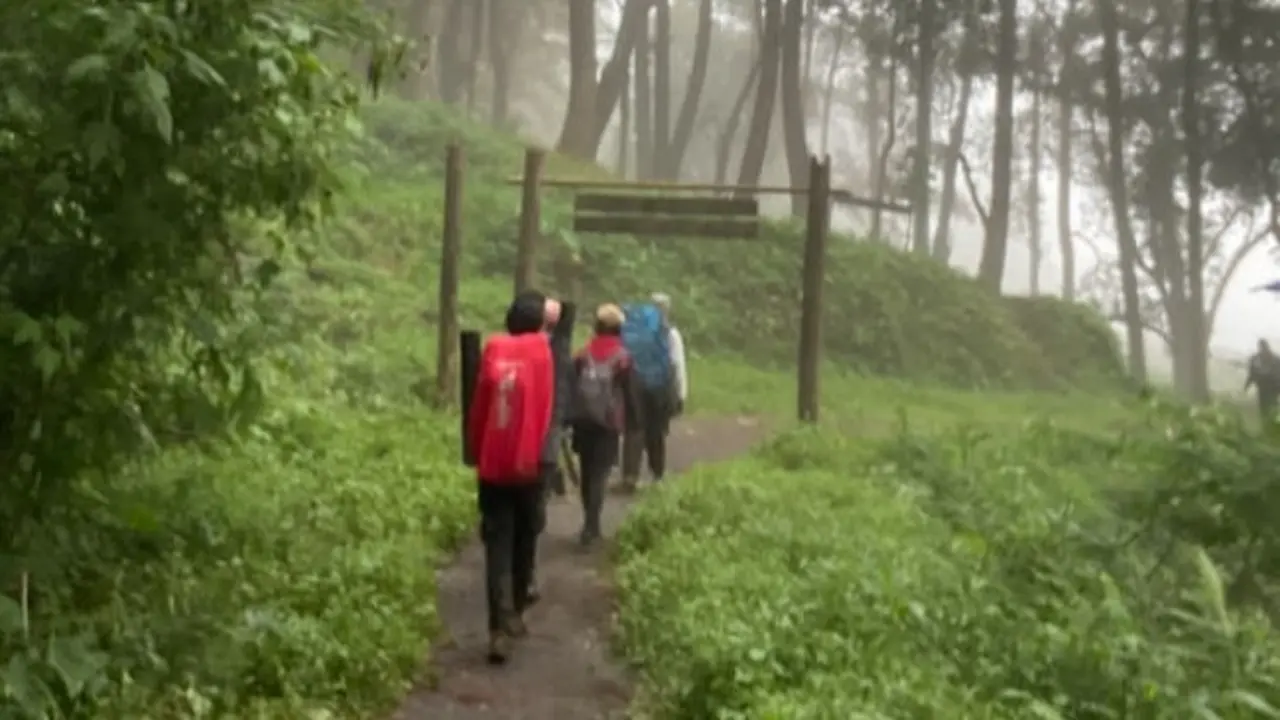 Pendaki Gunung Marapi di Sumatra Barat sebelum erupsi terjadi pada Minggu petang.