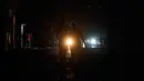 Infrastruktur pembangkit yang menua serta kekurangan bahan bakar membuat pemadaman listrik berkepanjangan, bahkan bisa berlangsung hingga 20 jam setiap hari, menjadi hal biasa di sejumlah wilayah. Tampak dalam foto, orang-orang menyeberang jalan saat pemadaman listrik di Havana, Kuba, Rabu 4 Maret 2026. (AP Photo/Ramon Espinosa)