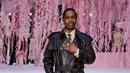 A$AP Rocky kenakan kemeja lengan panjang baby blue dan dasi berbalut long coat kulit [Chanel]