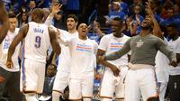 Para pemain cadangan Oklahoma City Thunder berselebrasi setelah mengalahkan San Antonio Spurs 113-99 di Chesapeake Energy Arena, Kamis (13/5/2016) malam waktu setempat. (Reuters/Mark D. Smith-USA TODAY)