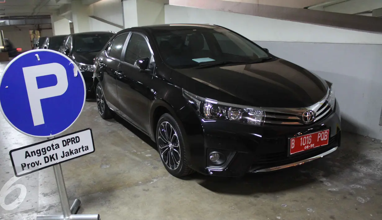 Sebuah mobil sedan Toyota Corolla Altis terparkir di basement Gedung DPRD DKI Jakarta, Kamis (3/9/2015). Mobil dinas tersebut dibelikan Gubernur Basuki ‘Ahok’ Tjahaja Purnama untuk 101 anggota DPRD DKI periode 2014-2019. (Liputan6.com/Gempur M Surya)