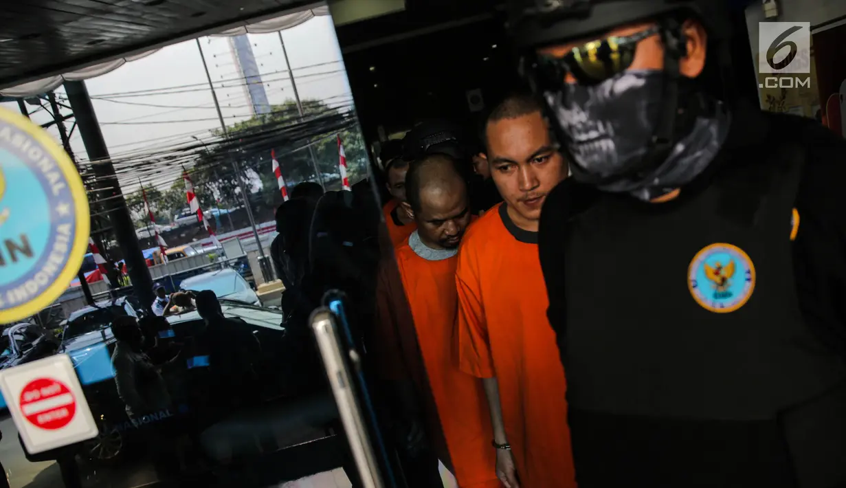 Tersangka dihadirkan dalam rilis penyelunduan narkotika dari Malaysia ke Indonesia di Gedung BNN, Jakarta, Selasa (12/9). Barang bukti sabu 10,39 Kg dan uang tunai sebanyak Rp. 1.650.000.000 diamankan. (Liputan6.com/Faizal Fanani)