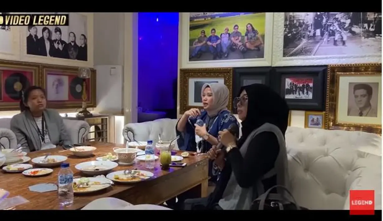 Dekorasi dipenuhi pernak-pernik dari band legendaris Indonesia ini, membawa pengalaman tersendiri bagi pengunjung. (dok Video Legend)