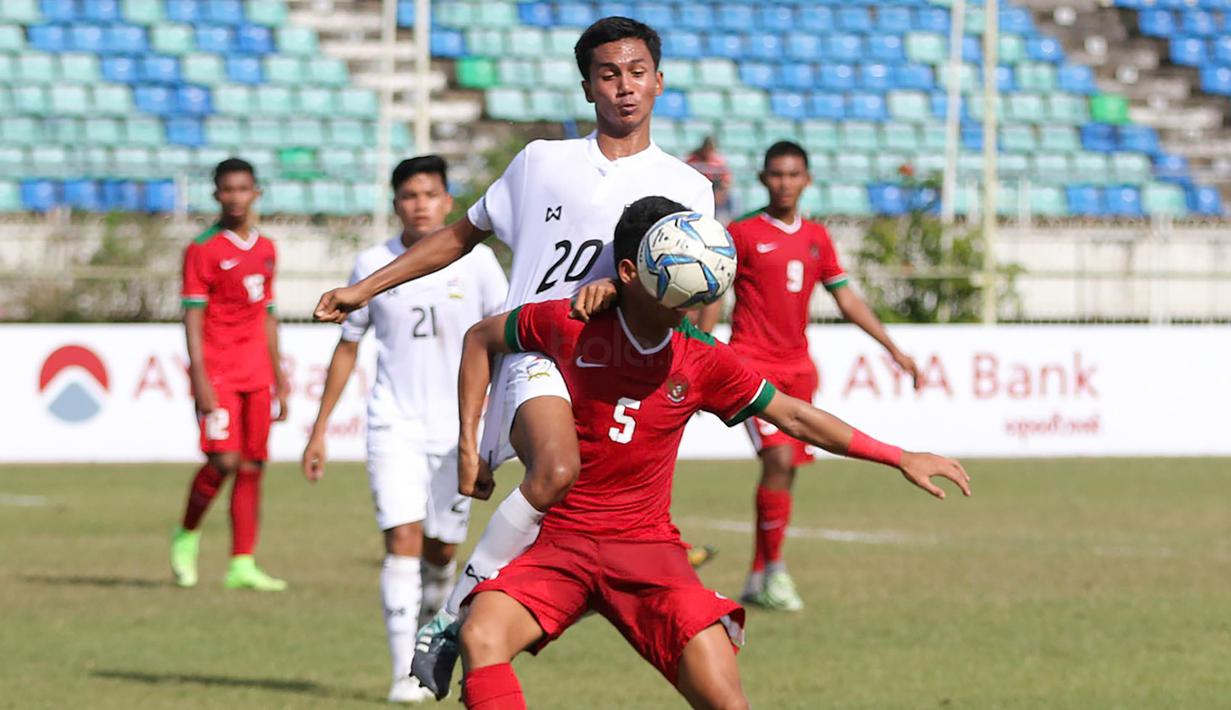 Bek Timnas Indonesia U-19, Nur Hidayat, berusaha mempertahankan bola dari rebutan pemain Thailand U-19 pada laga Piala AFF U-18 di Stadion Thuwanna, Yangon, Jumat (15/9/2017). Hingga babak pertama usai skor masih imbang 0-0. (Liputan6.com/Yoppy Renato)