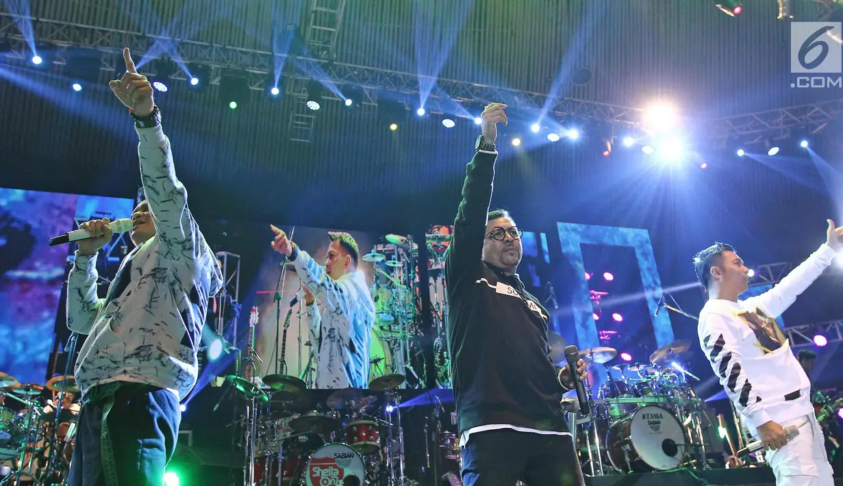 Aksi panggung Kahitna saat konser supergroup di Jakarta, Selasa (21/11). Konser supergroup menghadirkan lima band ternama tanah air, yakni God Bless, Krakatau, Sheila On 7, Gigi, dan Kahitna. (Liputan6.com/Herman Zakharia)