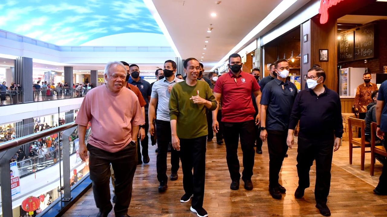 Jokowi Ngemall di Manado