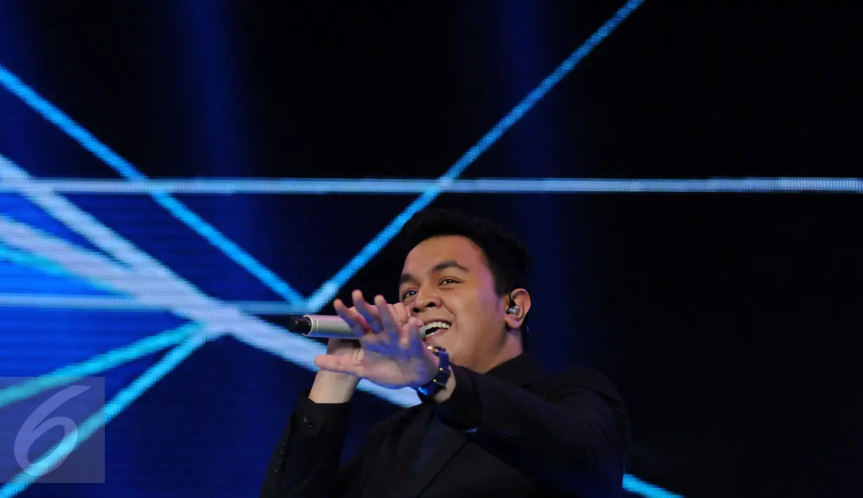 Penyanyi Tulus “Gajah”saat menyanyikan lagu di malam puncak HUT SCTV ke-25 di Istora Senayan, Jakarta, Senin (24/8/2015). Puluhan artis papan atas ikut meramaikan malam puncak HUT SCTV ke-25. (Liputan6.com/Helmi Fithriansyah)