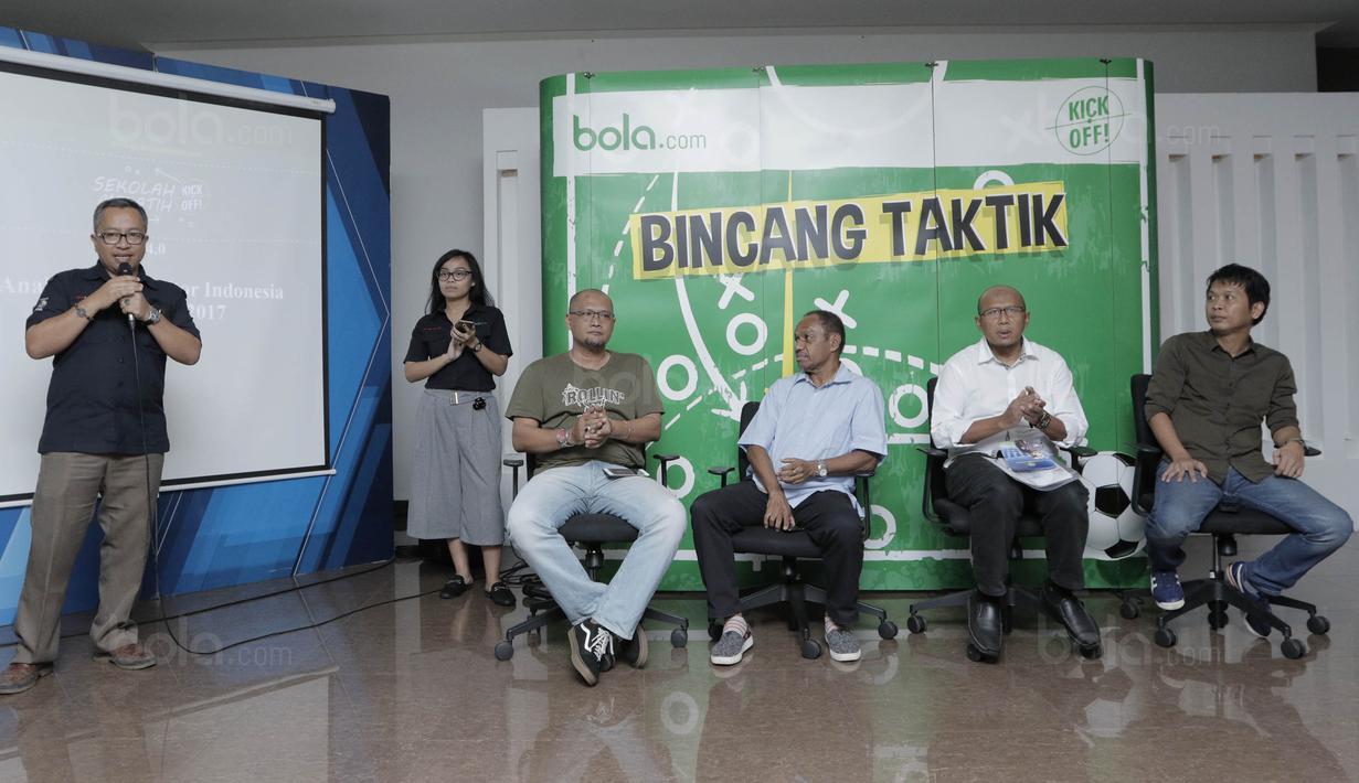 Pemimpin Redaksi Bola.com, Darojatun, memberikan sambutan saat acara diskusi Bincang Taktik di Gedung KMK Online, Jakarta, Kamis (10/8/2017). Diskusi mengangkat tema "Mengembalikan Tradisi Emas Sepak Bola SEA Games". (Bola.com/M Iqbal Ichsan)
