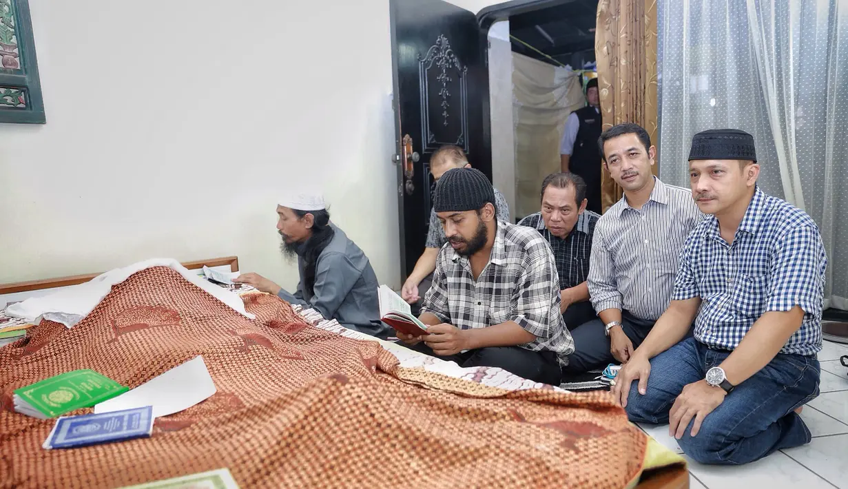 Air mata pesinetron Adi Bing Slamet menetes ketika mengenang perjuang ibundanya dalam membesarkan delapan anaknya setelah kepergian suaminya. (Galih W. Satria/Bintang.com)