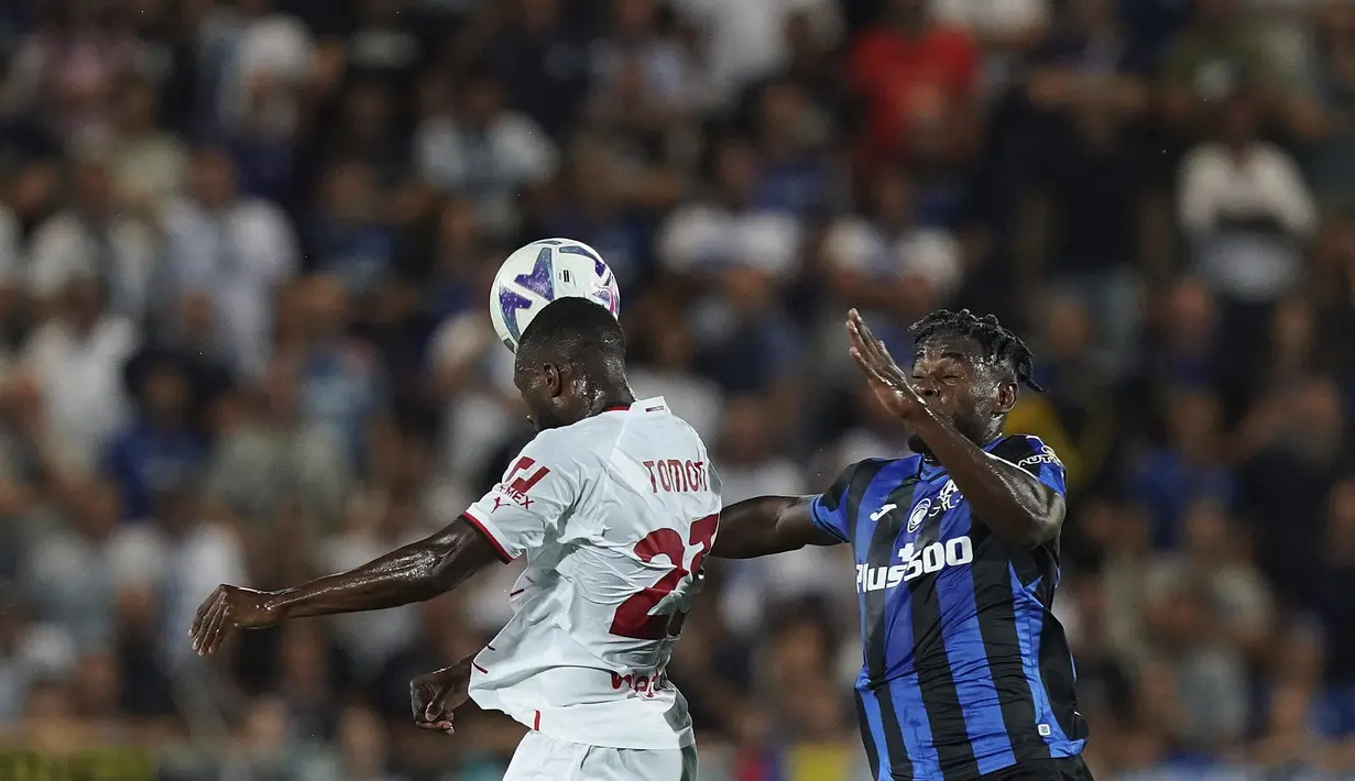 <p>Bek AC Milan Fikayo Tomori berebut bola dengan penyerang Atalanta Duvan Zapata pada laga pekan kedua Serie A 2022/2023 di Stadion Atleti Azzurri d'Italia, Senin (22/8/2022) dini hari WIB. AC Milan hanya mampu bermain imbang 1-1 di kandang Atalanta. (Spada/LaPresse via AP)</p>