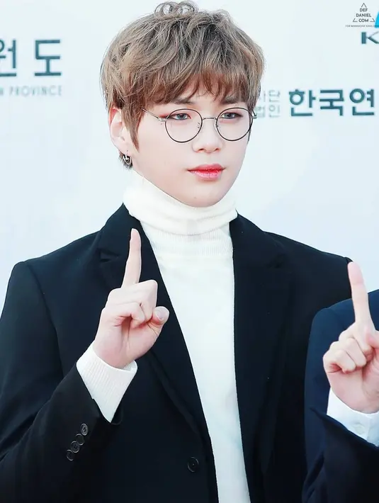 "Kemarin aku bangun pukul 2 pagi setelah tidur 4 jam dan langsung pergi ke salon. Pre-recording dimulai jam 5 pagi. Setelah itu aku kembali ke dorm dan mengambil tas. Setelah menghadiri fansign, aku datang kesini," ujarnya. (Foto: instagram.com/goddaniel)