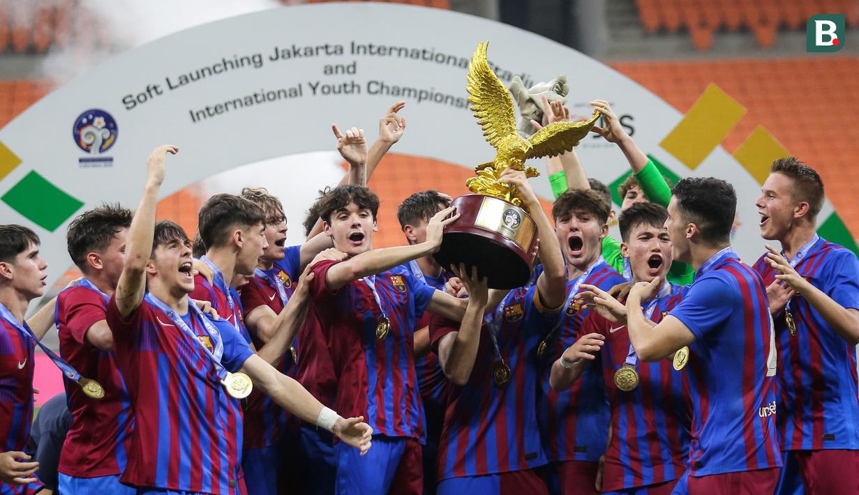 Pemain Barcelona U-18 berhasil membawa pulang trofi International Youth Championship 2021 usai mengalahkan Atletico Madrid U-18 di Jakarta International Stadium, Jakarta, Selasa (19/04/2022). (Bola.com/Bagaskara Lazuardi)