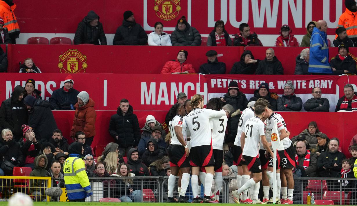 MU sempat tertinggal lebih dulu akibat gol Calvin Bassey. MU berhasil menyamakan kedudukan lewat gol Bruno Fernandes. Skor 1-1 bertahan hingga waktu normal plus extra time berakhir. (AP Photo/Jon Super)