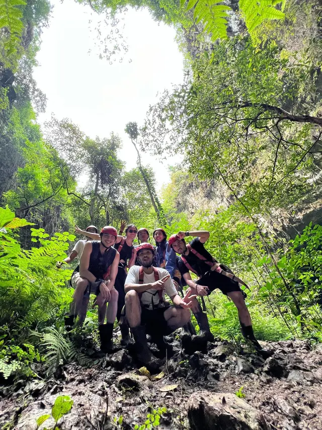 6 Momen Seru Refal Hady Liburan ke Gua Jomblang Bersama Sabahat