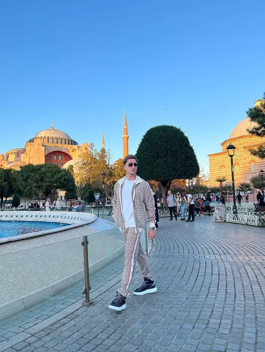 Verrell Bramasta juga tampil fashionable dalam outfit yang lebih santai. (Foto: Instagram/ bramastavrl)