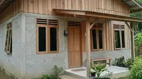 Rumah Semi Permanen dari Batako dan Kayu (Tyas Titi/Gemini AI)
