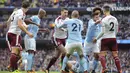 Suasana saat para pemain Manchester City dan Burnley beradu argumen pada laga Premier League di Stadion Etihad, Manchester, Sabtu (21/10/2017). City menang 3-0 atas Burnley. (AP/Rui Viera)