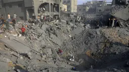 Gambar-gambar dari lokasi kejadian menunjukkan sebuah kawah besar di antara reruntuhan dan bangunan yang rusak.  (AP Photo/Abdul Qader Sabbah)