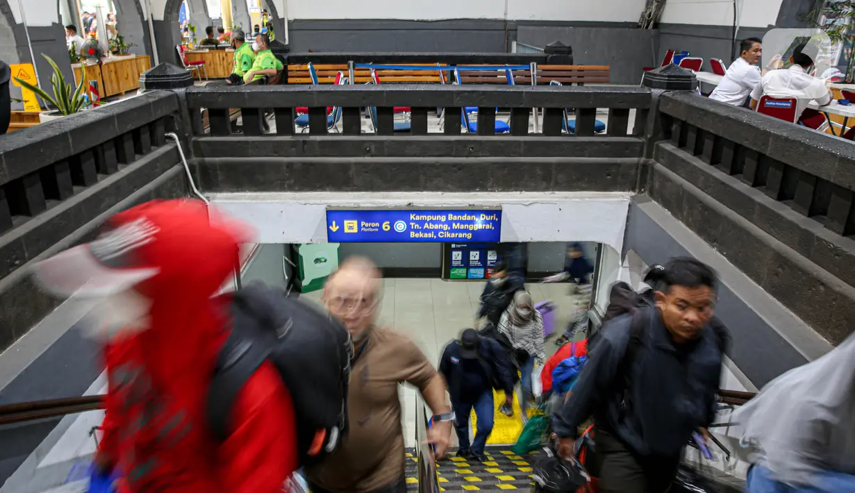 Suasan arus balik Lebaran Idul Fitri di Stasiun Pasar Senen. (Liputan6.com/Faizal Fanani)