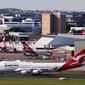 Pesawat penumpang jumbo Boeing 747 terakhir milik maskapai nasional Australia Qantas bersiap untuk lepas landas di Sydney, Australia, Rabu (22/7/2020). Dengan mengudaranya penerbangan QF7474, Boeing 747 resmi dipensiunkan dari Qantas. (Xinhua/Bai Xuefei)