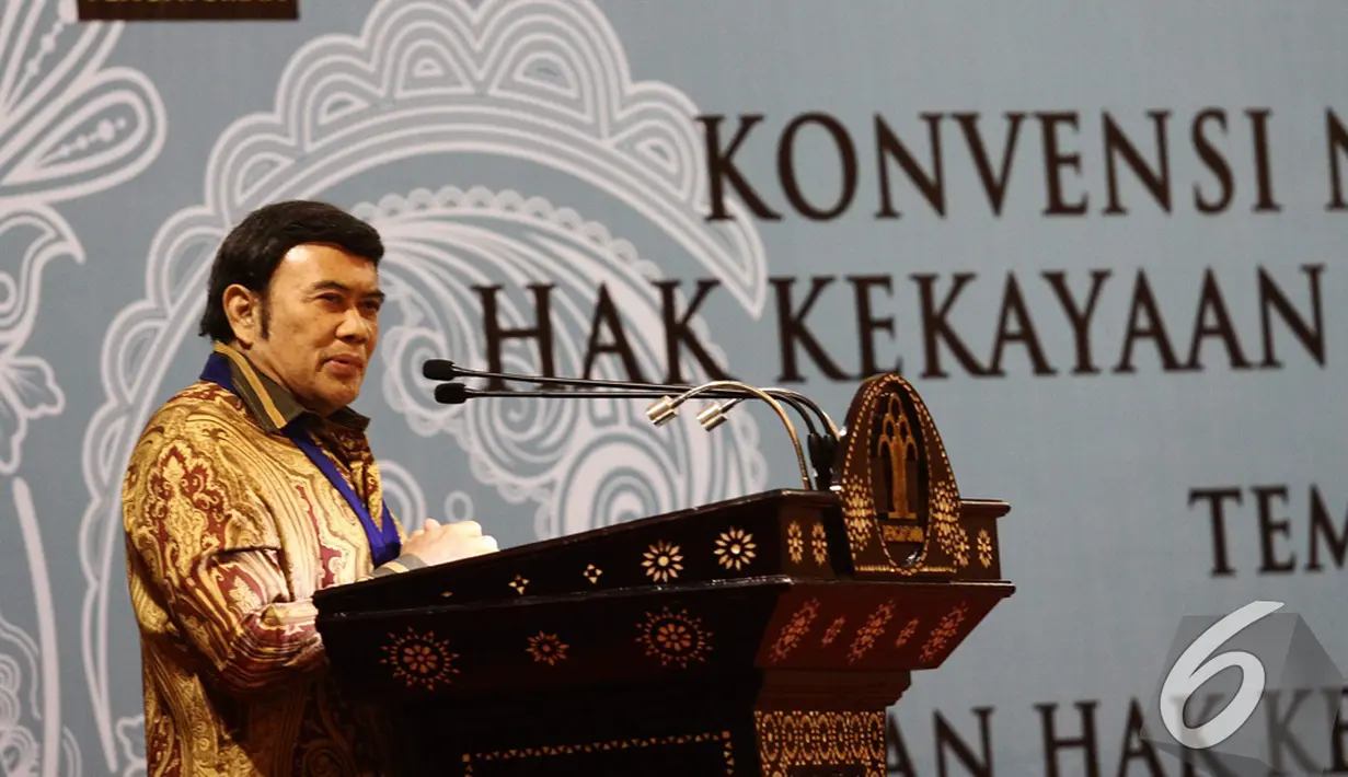 Rhoma Irama memberi pidato di Konvensi Nasional Kebangkitan Hak Kekayaan Intelektual dan Ekonomi Kreatif, Jakarta, Selasa (25/11/2014). (Liputan6.com/Faizal Fanani)