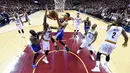 Pemain Golden State Warriors, Stephen Curry #30 melakukan tembakan saat melawan Cleveland Cavalierspada game ke-6 Final NBA di Quicken Loans Arena, Jumat (17/6/2016) WIB. (Mandatory Credit: Bob Donnan-USA TODAY Sports)
