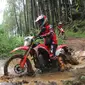 Menguji Honda CRF 150L di habitat aslinya. (AHM)