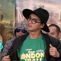 Ricky Harun syuting film From London To Bali. Ia ternyata gak terlalu jago bahasa Inggris, jadi susah ngobrol sama bule. 