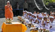 Momen PM Narendra Modi Ibadah di Prambanan